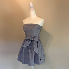 Strapless gingham dress with a bow on a mannequin